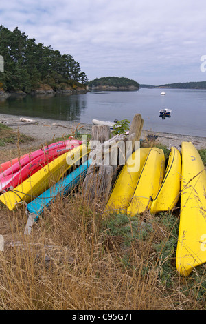 Kayak sulla riva del porto MacKaye Lopez Island WA USA Foto Stock