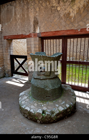 Un antica mola nella città scavata panificio, Ercolano, Italia Foto Stock