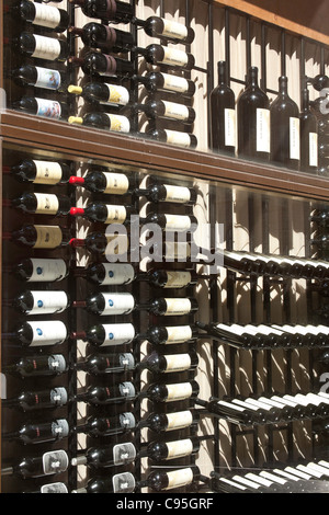 Il vino nella finestra di visualizzazione, Del Frisco's Grille, Rockefeller Center, NYC Foto Stock