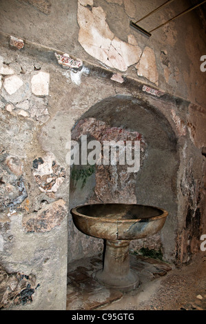 Un marmo recipiente di lavaggio su un piedistallo situato in un abside arcuata in uomini della sala cambio della centrale di bagni, Ercolano Foto Stock