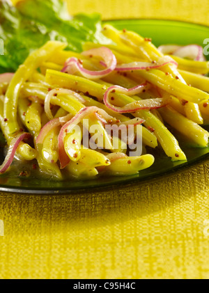 Cera giallo insalata di fagioli con cipolle Foto Stock