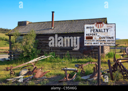 Immagine della sanzione doganale segno e un log cabin in Moslon, Washington. Foto Stock