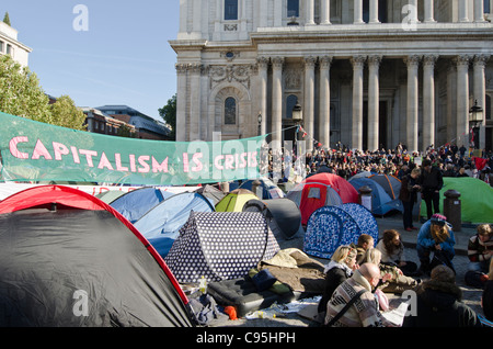 Anti capitalista manifestanti tenda la Cattedrale di St Paul, City of London Regno Unito. Occupare Londra Foto Stock
