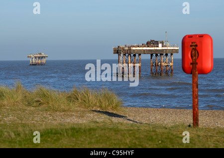Offshore piattaforme di raffreddamento sizewell SUFFOLK REGNO UNITO Foto Stock