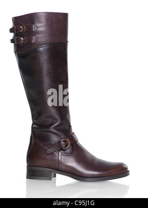 Altezza del ginocchio in pelle marrone fashion womens boot isolati su sfondo bianco Foto Stock