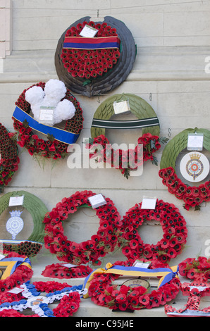 Royal Poppy ghirlande intorno il Cenotafio Whitehall London UK ricordo domenica 2011. Top è da regina. Foto Stock