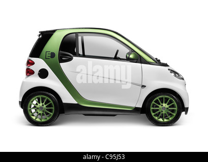 Licenza disponibile su MaximImages.com - Smart ForTwo Electric Drive - eSmart - Smart ed City car alimentata a batteria. Isolato su sfondo bianco con cli Foto Stock