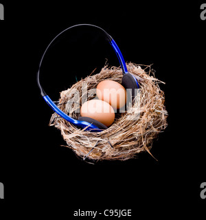 2 x uova l'ascolto di musica con le cuffie all'interno del Bird's Nest Foto Stock