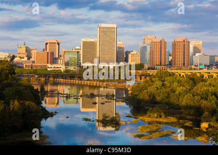 Skyline di Richmond, Virginia, sul fiume James Foto Stock