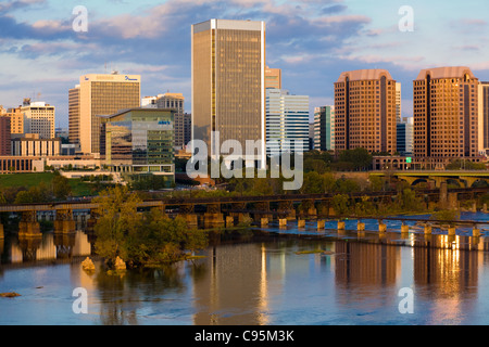 Skyline di Richmond, Virginia, sul fiume James Foto Stock