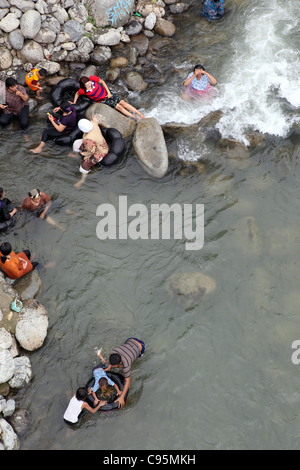 La gente la balneazione nel fiume Bohorok in Bukit Lawang. Foto Stock