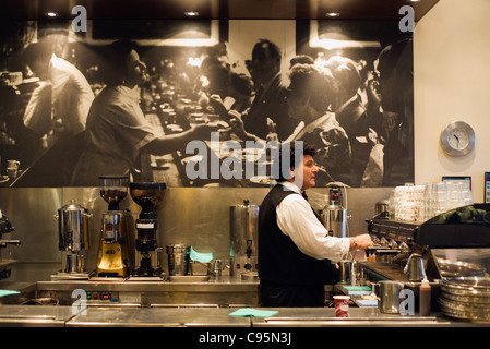 Barista in azione a Brunetti coffee shop in Carlton. Melbourne, Victoria, Australia Foto Stock