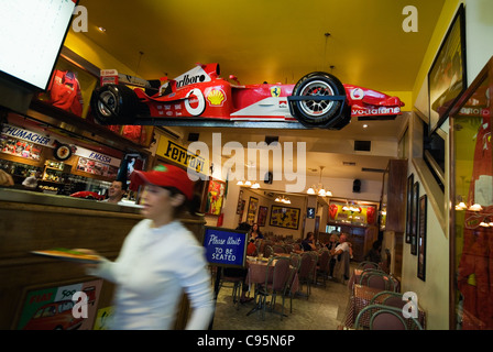 Ferrari memorabillia decora un ristorante italiano a Melbourne la famosa Lygon Steet in Carlton. Melbourne, Victoria, Australia Foto Stock
