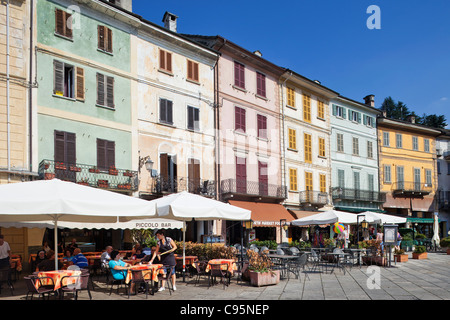 L'Italia, Piemonte, Lago d'Orta, città di Orta, caffè in Piazza Mario Motta Foto Stock