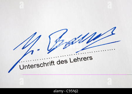 Firma di un documento ufficiale della scuola Foto Stock