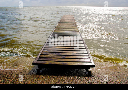 Piccolo molo in legno in mare dopo la pioggia Foto Stock