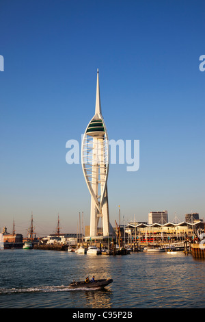 Inghilterra, Hampshire, Portsmouth, vista di Spinnaker Tower Foto Stock