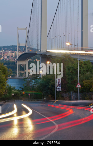 Il Ponte sul Bosforo, chiamato anche il primo ponte sul Bosforo è uno dei due ponti di Istanbul, in Turchia. Foto Stock