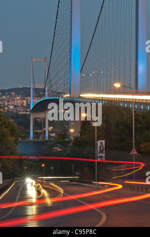 Il Ponte sul Bosforo, chiamato anche il primo ponte sul Bosforo è uno dei due ponti di Istanbul, in Turchia. Foto Stock