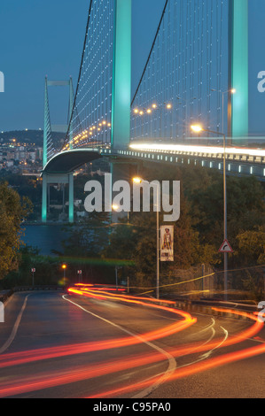 Il Ponte sul Bosforo, chiamato anche il primo ponte sul Bosforo è uno dei due ponti di Istanbul, in Turchia. Foto Stock