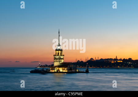 La fanciulla la torre è situato all'entrata sud del Bosforo,istanbul, Turchia.Torre di Leandros Foto Stock