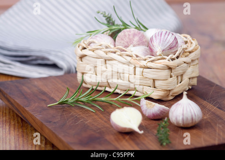 Bulbi di aglio proveniente dalla Cina in un cestello di tiglio Foto Stock