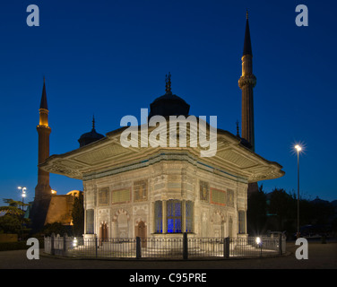 La fontana del Sultano Ahmed III è una fontana situata di fronte al cancello imperiale del Topkapı Palace a Istanbul, Turchia. Foto Stock