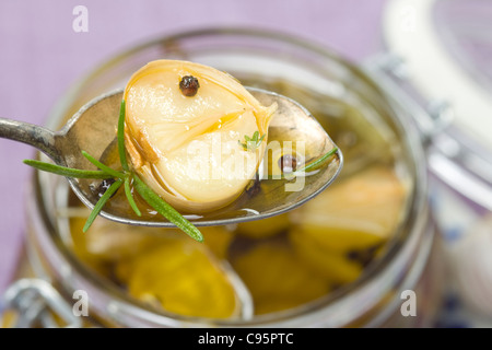 Bulbi di aglio proveniente dalla Cina in vetro Foto Stock