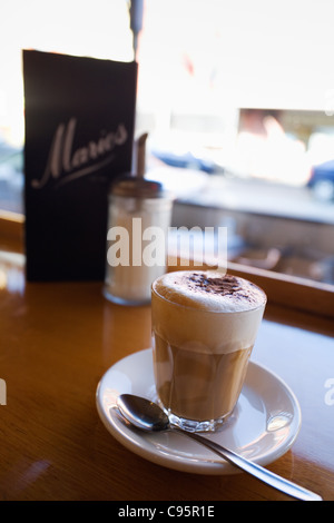 Il caffè a Marios Cafe su Brunswick Street a Melbourne, Victoria, Australia Foto Stock