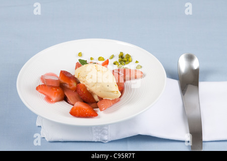 Fragole su una piastra con gelato alla vaniglia Foto Stock