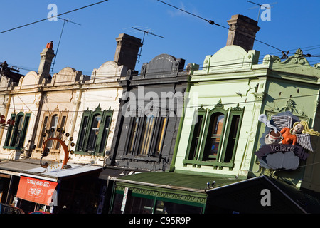 Vetrine colorate lungo Brunswick Street a Fitzroy, Melbourne, Victoria, Australia Foto Stock