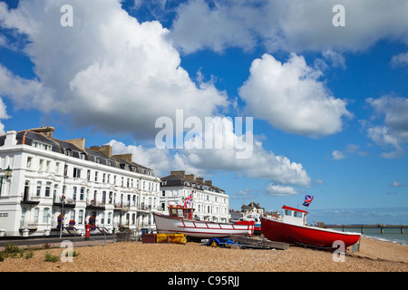 Inghilterra, Kent, trattare, trattare la spiaggia e il lungomare di edifici Foto Stock