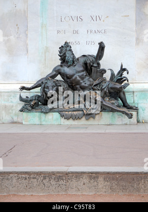 Statua allegorica del fiume Rodano sotto la statua di Luigi XIV il Grande (Re Sole) sulla Place Bellecour Lione in Francia Foto Stock