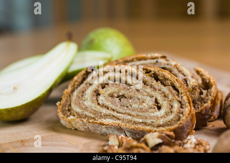 Chelsea bun con ripieno di noci e pera Foto Stock