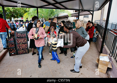 I rifugiati afgani di ottenere gratuitamente il cibo in Atene, Grecia. Foto Stock