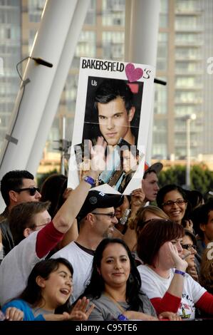 Atmosfera presso gli arrivi per il Twilight Saga: Rottura dell'Alba - Parte 1 Premiere, Nokia Theater in L.A. LIVE, Los Angeles, CA Novembre 14, 2011. Foto Da: Michael Germana/Everett Collection Foto Stock