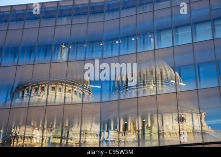 Inghilterra, Londra, riflessione in vetro di St.la Cattedrale di San Paolo Foto Stock