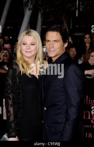 Sheryl Berkoff, Rob Lowe presso gli arrivi per il Twilight Saga: Rottura dell'Alba - Parte 1 Premiere, Nokia Theater in L.A. LIVE, Los Angeles, CA Novembre 14, 2011. Foto Da: Michael Germana/Everett Collection Foto Stock