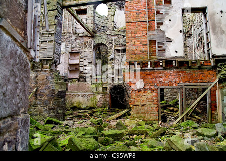 Un vecchio abbandonato decadimento e pericoloso edificio situato nella campagna Scozzese,UK Foto Stock