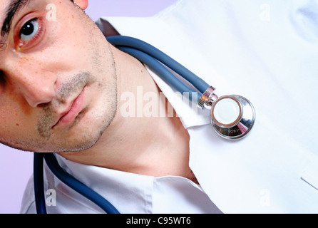 Ritratto di un giovane medico con stetoscopio Foto Stock
