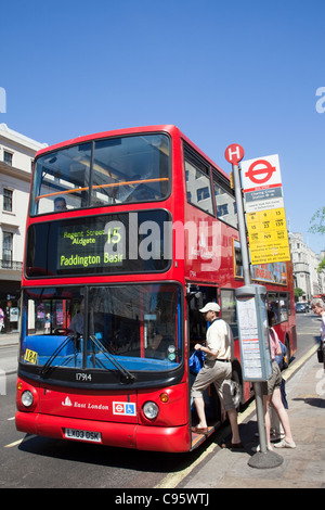Inghilterra, Londra, imbarco passeggeri Double Decker Bus Foto Stock