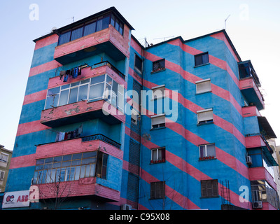 Dipinto luminosamente edifici a Tirana, Albania. Foto Stock