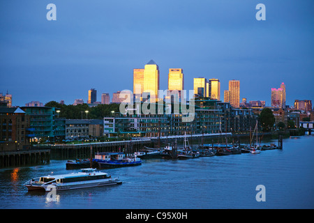 Inghilterra, Londra Docklands Skyline e il fiume Tamigi Foto Stock