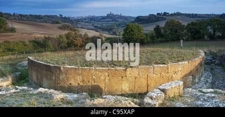 Resti di una tomba etrusca, Ara del Tufo necropoli, Tuscania in Italia centrale. Foto Stock