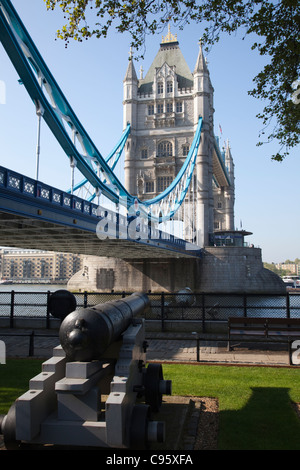 Inghilterra, Londra, il Tower Bridge e Canon Foto Stock