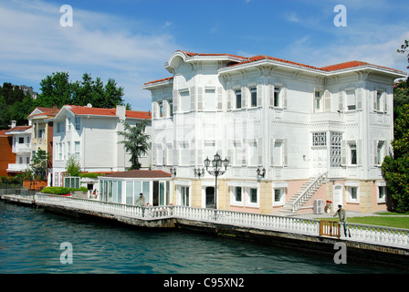 ISTANBUL, Turchia. Una vista della tradizionale turco (yalis dimore in legno) a Kanlica sulla sponda asiatica del Bosforo. 2011. Foto Stock