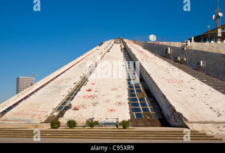 La costruzione della piramide, Albanese Centro internazionale della cultura, a Tirana, Albania, è in stato di abbandono. Foto Stock