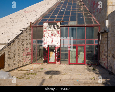 La costruzione della piramide, Albanese Centro internazionale della cultura, a Tirana, Albania, è in stato di abbandono. Foto Stock