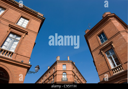 Architettura di mattoni di Hôtel du Balcon in mezzo alla Place du Capitole di Tolosa, ville rose, nel sud-ovest della Francia Foto Stock