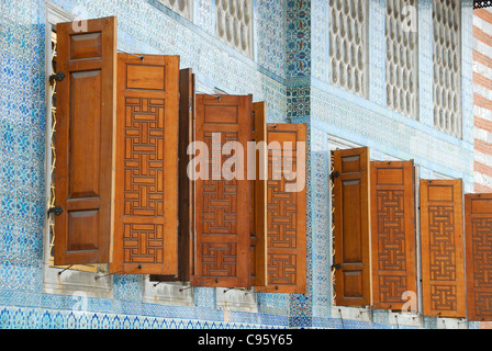 ISTANBUL, Turchia. Pareti piastrellate e finestre con persiane su gli appartamenti del principe ereditario nell'harem al Palazzo Topkapi. 2011. Foto Stock